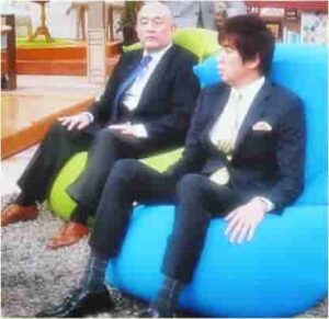 ヨギボー羽鳥慎一さん座る