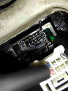 エクストレイルステアリング内のスパイラルケーブル接続部コネクタ